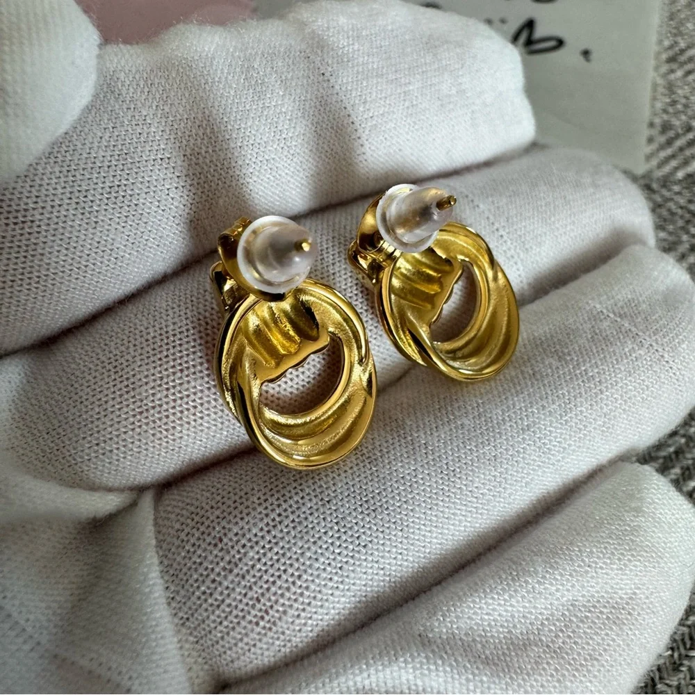 Elegant Gold Hoop Earrings - Picture 13 of 15